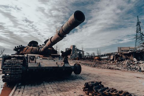 Kaputter Panzer in zerstörter russischer Stadt