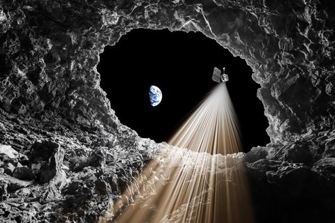 Höhle im Mond wird angestrahlt