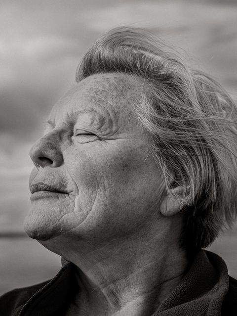Joy Milne am Strand von St. Andrews, Schottland. Milne hat "Hyperosmie", eine Überempfindlichkeit für Geruchsreize. Sie kann beispielsweise den Geruch von Parkinson erkennen. Erstmals fiel ihr der bei ihrem Mann Les auf, bevor dieser Jahre später die Diagnose der Ärzte erhielt