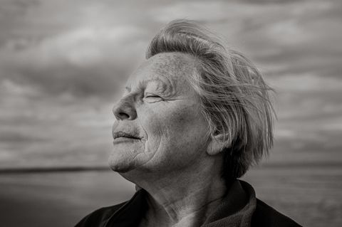 Joy Milne am Strand von St. Andrews, Schottland. Milne hat "Hyperosmie", eine Überempfindlichkeit für Geruchsreize. Sie kann beispielsweise den Geruch von Parkinson erkennen. Erstmals fiel ihr der bei ihrem Mann Les auf, bevor dieser Jahre später die Diagnose der Ärzte erhielt