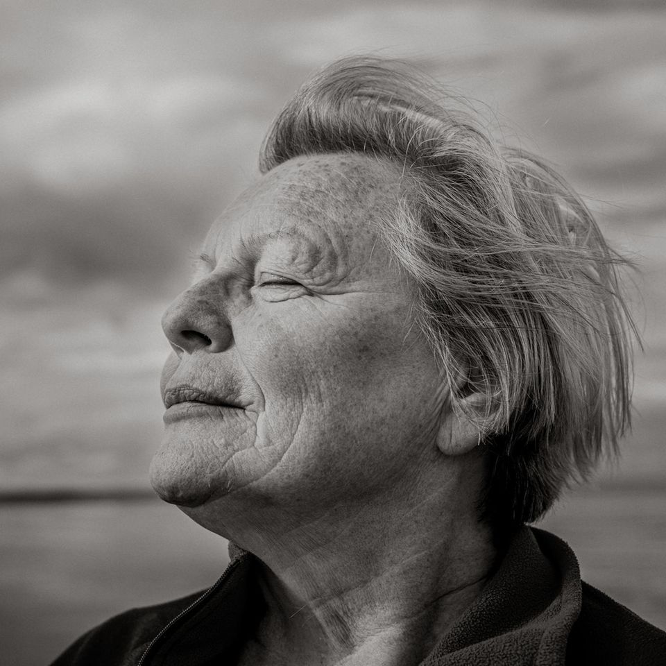 Joy Milne am Strand von St. Andrews, Schottland. Milne hat "Hyperosmie", eine Überempfindlichkeit für Geruchsreize. Sie kann beispielsweise den Geruch von Parkinson erkennen. Erstmals fiel ihr der bei ihrem Mann Les auf, bevor dieser Jahre später die Diagnose der Ärzte erhielt