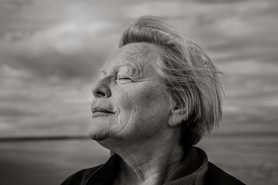 Joy Milne am Strand von St. Andrews, Schottland. Milne hat "Hyperosmie", eine Überempfindlichkeit für Geruchsreize. Sie kann beispielsweise den Geruch von Parkinson erkennen. Erstmals fiel ihr der bei ihrem Mann Les auf, bevor dieser Jahre später die Diagnose der Ärzte erhielt 1.5004
