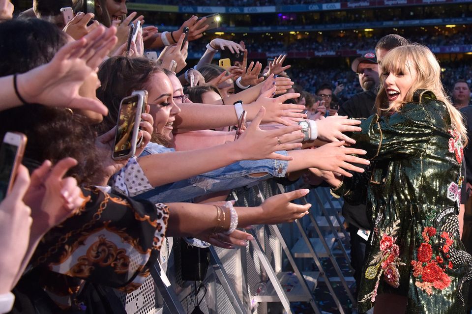 Fans strecken ihre Hände nach Taylor Swift aus 1.573