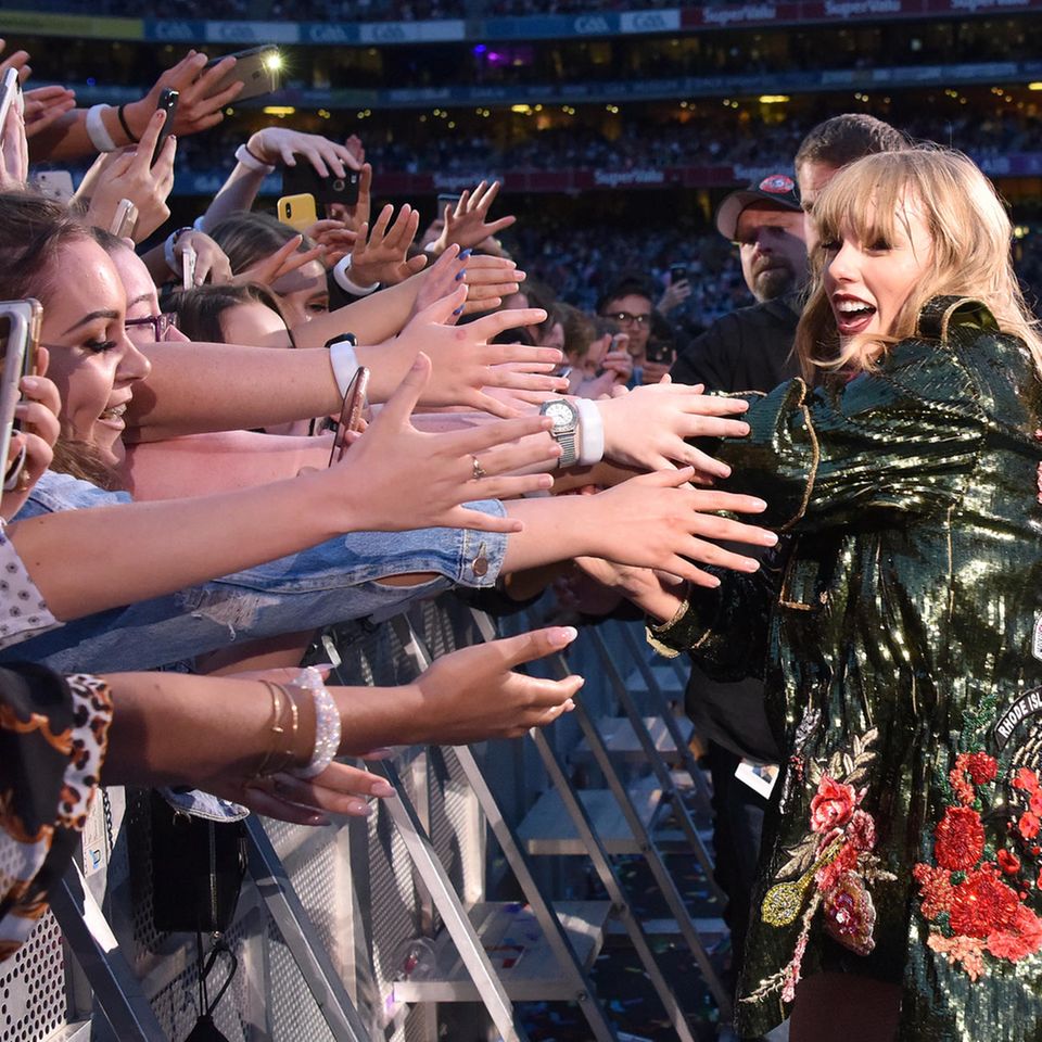 Fans strecken ihre Hände nach Taylor Swift aus