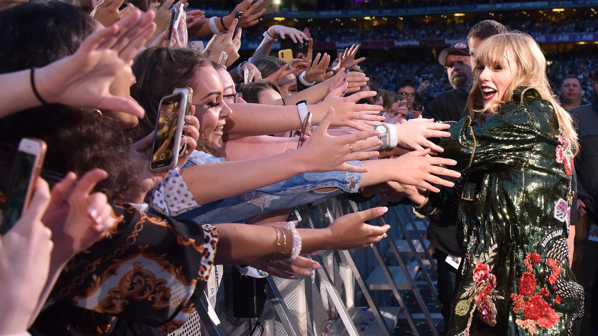 Fans strecken ihre Hände nach Taylor Swift aus