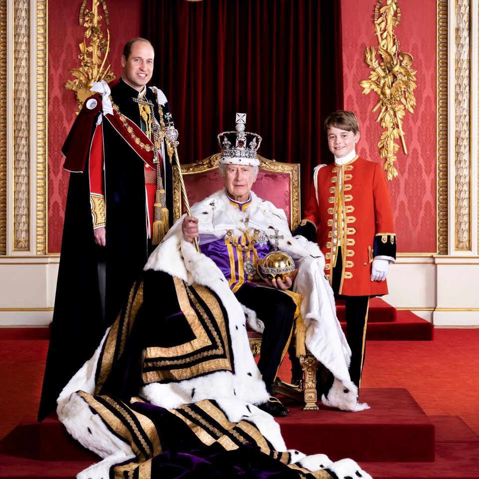 König Charles III. sitzt auf dem Thron