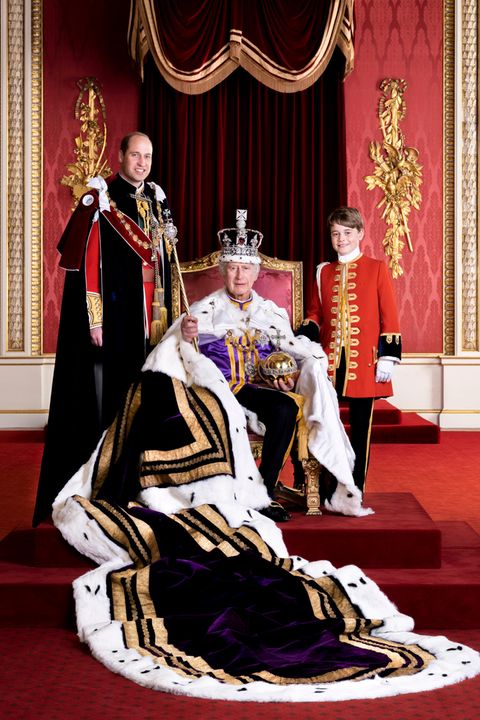 König Charles III. sitzt auf dem Thron