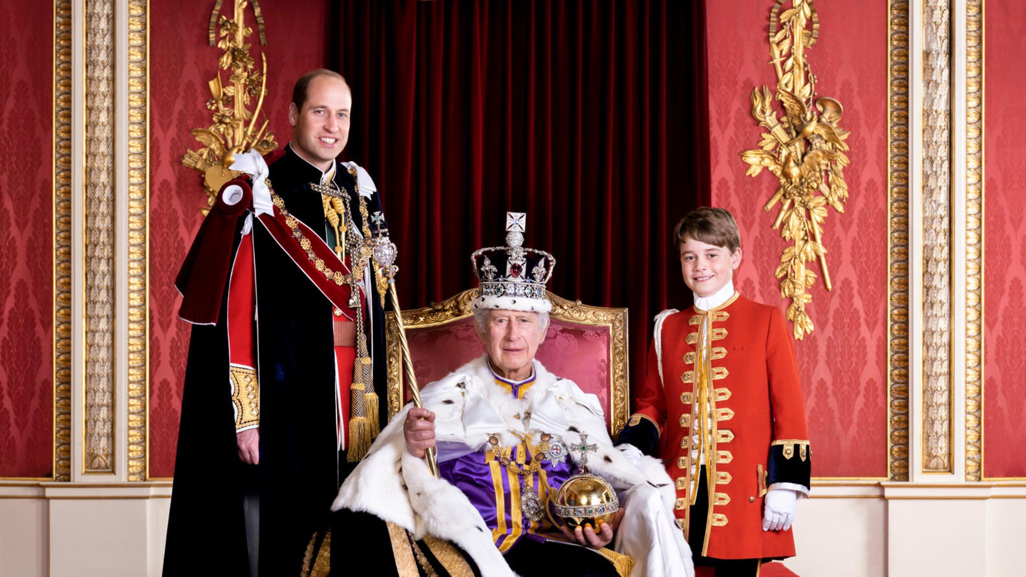 König Charles III. sitzt auf dem Thron