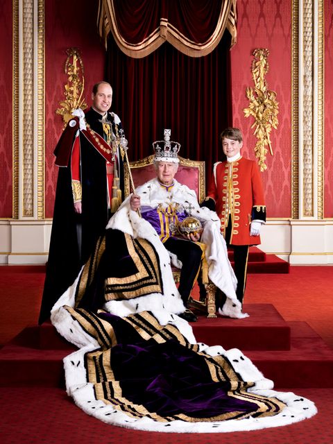 König Charles III. sitzt auf dem Thron