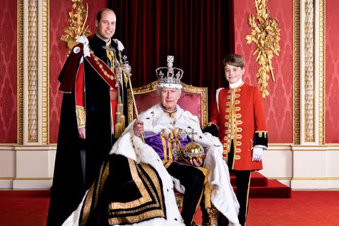 König Charles III. sitzt auf dem Thron