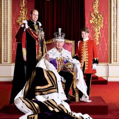 König Charles III. sitzt auf dem Thron
