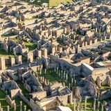 Ruinen, Straßenschluchten, Säulenanlagen: Nach dem Vulkanausbruch 79 n. Chr. konservierten Lavamassen die Stadt für Jahrhunderte. Bis heute ist Pompeji nicht vollständig ausgegraben