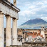 Das Forum war einst der Mittelpunkt Pompejis. Die Stadt wurde um 600 v. Chr. gegründet und 80 v. Chr. römische Kolonie. Im Hintergrund: Der Vesuv, der in den vergangenen 2000 Jahren mehrmals ausbrach, zuletzt 1944