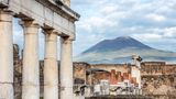 Das Forum war einst der Mittelpunkt Pompejis. Die Stadt wurde um 600 v. Chr. gegründet und 80 v. Chr. römische Kolonie. Im Hintergrund: Der Vesuv, der in den vergangenen 2000 Jahren mehrmals ausbrach, zuletzt 1944
