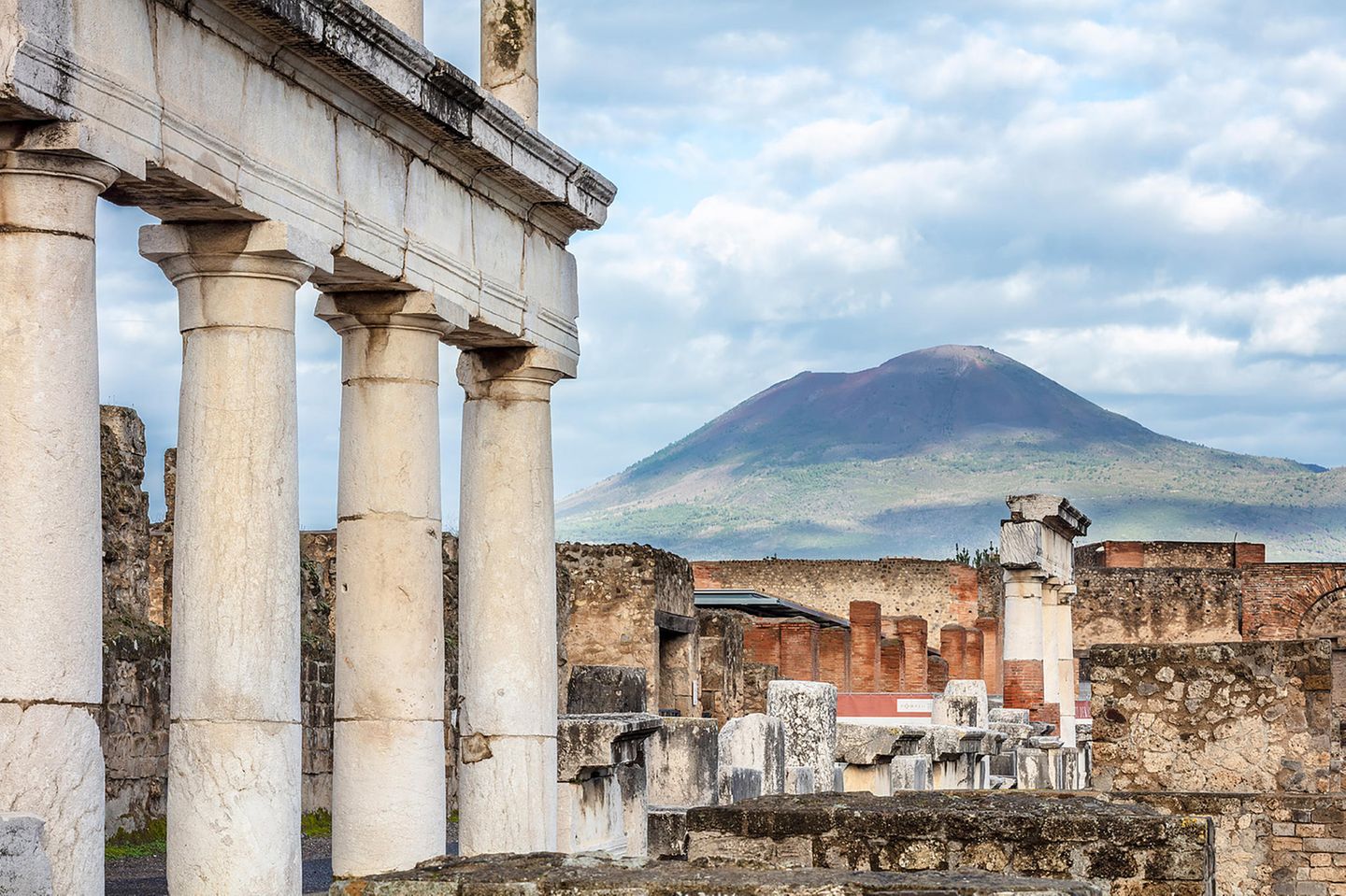 Der Vulkan, der alles überragt Das Forum war einst der Mittelpunkt Pompejis. Die Stadt wurde um 600 v. Chr. gegründet und 80 v. Chr. römische Kolonie. Im Hintergrund: Der Vesuv, der in den vergangenen 2000 Jahren mehrmals ausbrach, zuletzt 1944