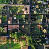 Gebäude, Gärten, Plätze: Der Architekturfotograf Hans Georg Esch hat Pompeji mit Drohnen von oben abgelichtet. Die Stadt war im Jahr 79 n. Chr. nach einem Ausbruch des Vesuvs unter Vulkanasche und Schutt begraben worden. Im unteren Teil des Bildes ist die Große Palestra zu sehen, ein 140 mal 140 Meter großer Platz, umgeben von Säulengängen und von einer hohen Mauer mit Zinnen umschlossen, in der sich zehn Tore befinden. Sie wurde zu Beginn des 1. Jahrhunderts n. Chr. erbaut und diente der körperlichen und geistigen Ausbildung der jungen Bürger