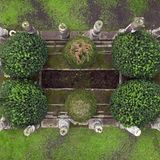 Säulen, Statuen und Springbrunnen zierten viele Gärten der römischen Häuser. Oft befanden sich die Gärten in der Mitte des Peristyls, eines von Säulengängen umgebenen Hofes