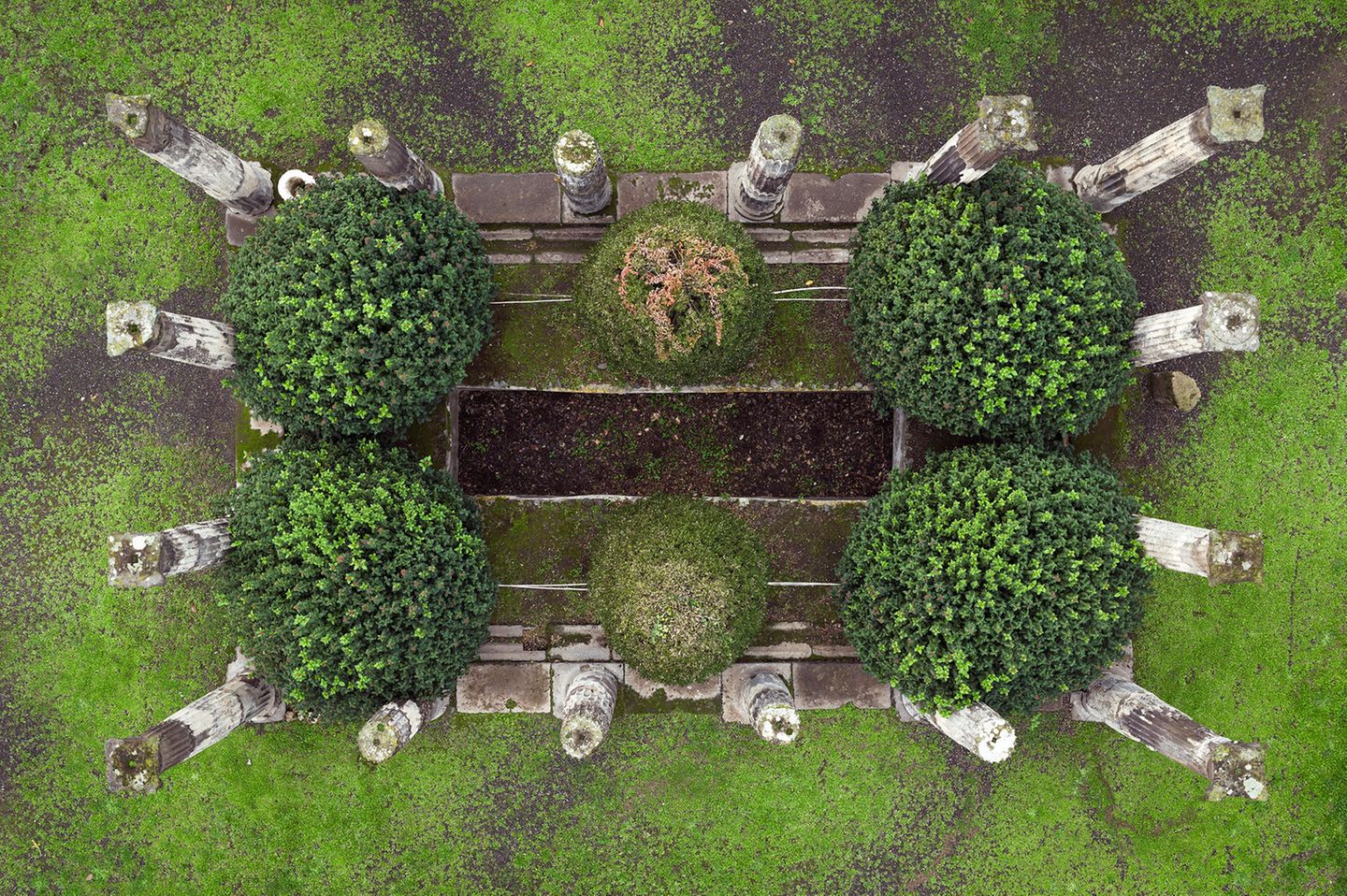 Säulen, Statuen und Springbrunnen zierten viele Gärten der römischen Häuser. Oft befanden sich die Gärten in der Mitte des Peristyls, eines von Säulengängen umgebenen Hofes