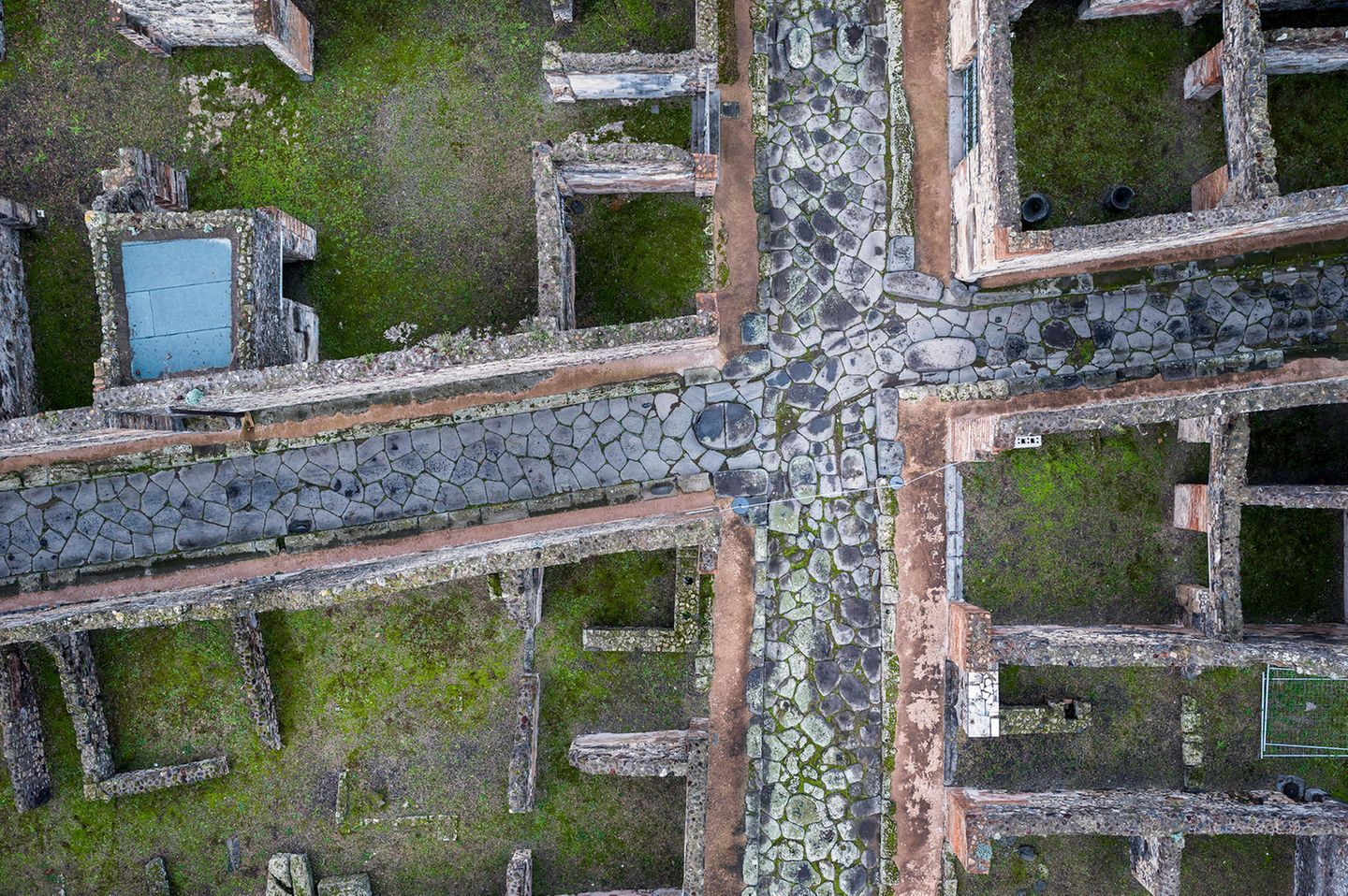 Wo sich die Wege kreuzen Noch heute ist Pompejis Straßennetz gut erhalten. Große Straßen waren bis zu sieben Meter breit und mit Basaltsteinen gepflastert. In regelmäßigen Abständen besaßen sie hohe Trittsteine, auf denen Pompejis Einwohnerinnen und Einwohner trockenen Fußes die Straße überqueren konnten. Entlang der Häuser gab es auch oft erhöhte Gehwege für die Fußgänger