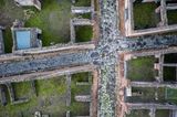 Noch heute ist Pompejis Straßennetz gut erhalten. Große Straßen waren bis zu sieben Meter breit und mit Basaltsteinen gepflastert. In regelmäßigen Abständen besaßen sie hohe Trittsteine, auf denen Pompejis Einwohnerinnen und Einwohner trockenen Fußes die Straße überqueren konnten. Entlang der Häuser gab es auch oft erhöhte Gehwege für die Fußgänger