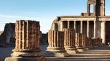 Die Basilika mit einer Fläche von 1500 Quadratmetern war das prächtigste Gebäude des Forums: Hier wickelten Pompejis Einwohner Geschäfte ab, gleichzeitig diente die Basilika aber auch der Rechtsprechung. Das Gebäude wurde zwischen 130 und 120 v. Chr. erbaut