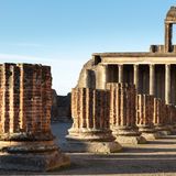 Die Basilika mit einer Fläche von 1500 Quadratmetern war das prächtigste Gebäude des Forums: Hier wickelten Pompejis Einwohner Geschäfte ab, gleichzeitig diente die Basilika aber auch der Rechtsprechung. Das Gebäude wurde zwischen 130 und 120 v. Chr. erbaut