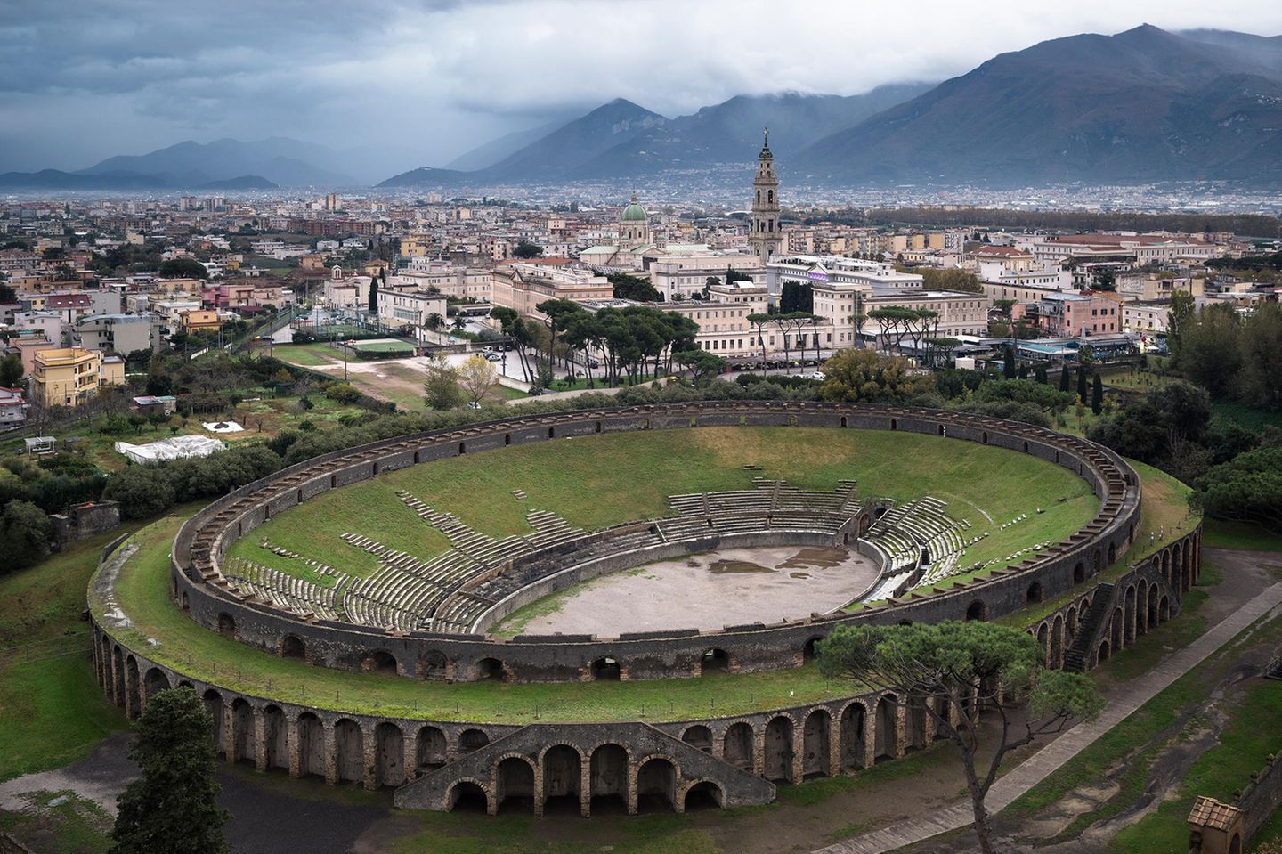 Wo Gladiatoren kämpften Das Amphitheater wurde 70 v. Chr. erbaut und bot bis zu 20.000 Zuschauerinnen und Zuschauern Platz. Das Bauwerk befindet sich in einem Randbezirk fernab des dicht bebauten Zentrums von Pompeji, um den Menschenmengen den Zutritt zu erleichtern und die Innenstadt nicht zu verstopfen