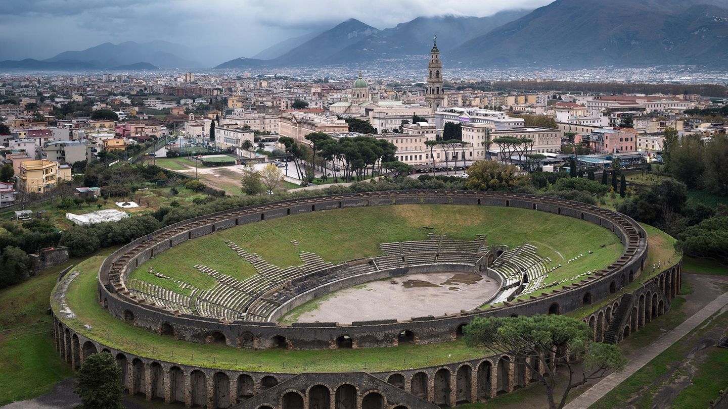 Wo Gladiatoren kämpften Das Amphitheater wurde 70 v. Chr. erbaut und bot bis zu 20.000 Zuschauerinnen und Zuschauern Platz. Das Bauwerk befindet sich in einem Randbezirk fernab des dicht bebauten Zentrums von Pompeji, um den Menschenmengen den Zutritt zu erleichtern und die Innenstadt nicht zu verstopfen