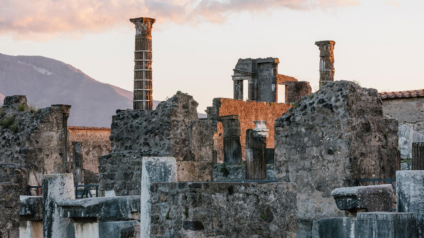 Heilige Säulen Die hohen Säulen waren Teil des Heiligtums des Apollo, dahinter ist die Basilika zu erkennen. Die Pompeji-Bilder von Hans Georg Esch sind vom 5. September bis 16. Oktober 2024 im Rahmen der Ausstellung "Der architektonische Blick – Pompeji" im Aedes Architekturforum Berlin zu sehen