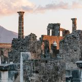 Die hohen Säulen waren Teil des Heiligtums des Apollo, dahinter ist die Basilika zu erkennen. Die Pompeji-Bilder von Hans Georg Esch sind vom 5. September bis 16. Oktober 2024 im Rahmen der Ausstellung "Der architektonische Blick – Pompeji" im Aedes Architekturforum Berlin zu sehen