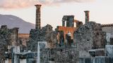 Die hohen Säulen waren Teil des Heiligtums des Apollo, dahinter ist die Basilika zu erkennen. Die Pompeji-Bilder von Hans Georg Esch sind vom 5. September bis 16. Oktober 2024 im Rahmen der Ausstellung "Der architektonische Blick – Pompeji" im Aedes Architekturforum Berlin zu sehen