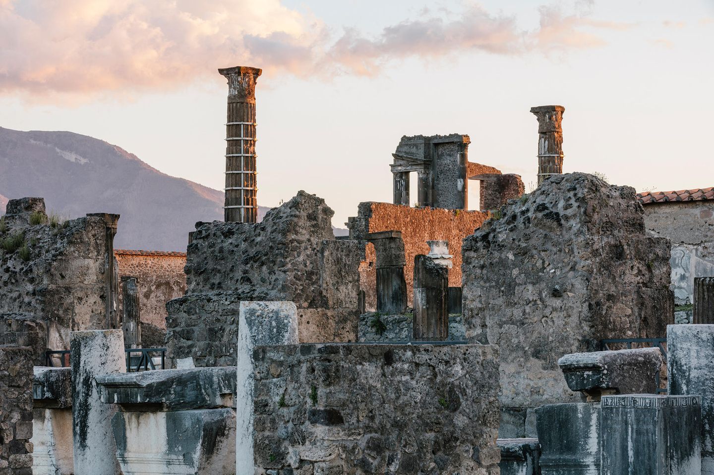 Heilige Säulen Die hohen Säulen waren Teil des Heiligtums des Apollo, dahinter ist die Basilika zu erkennen. Die Pompeji-Bilder von Hans Georg Esch sind vom 5. September bis 16. Oktober 2024 im Rahmen der Ausstellung "Der architektonische Blick – Pompeji" im Aedes Architekturforum Berlin zu sehen