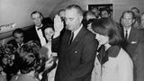 Lyndon B. Johnson wird in der Air Force One der Amtseid abgenommen