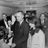 Lyndon B. Johnson wird in der Air Force One der Amtseid abgenommen