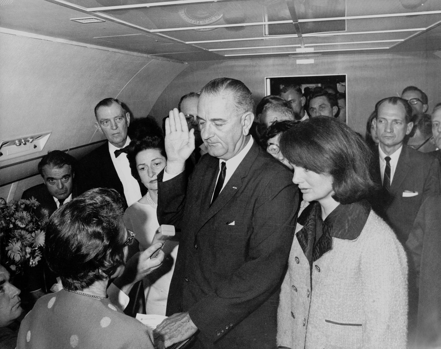 Lyndon B. Johnson wird in der Air Force One der Amtseid abgenommen
