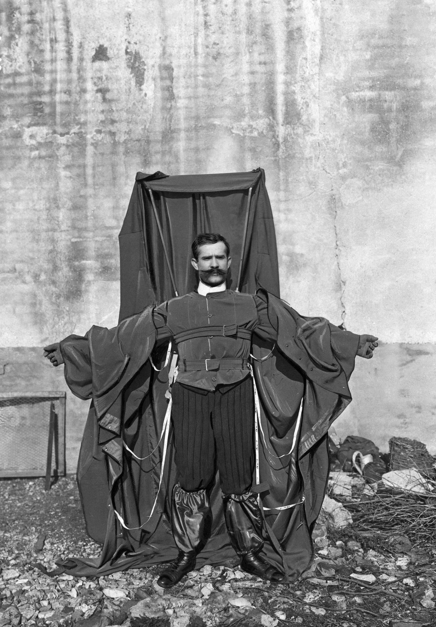 Franz Reichelt mit einem Fallschirm