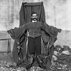 Franz Reichelt mit einem Fallschirm