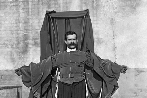 Franz Reichelt mit einem Fallschirm