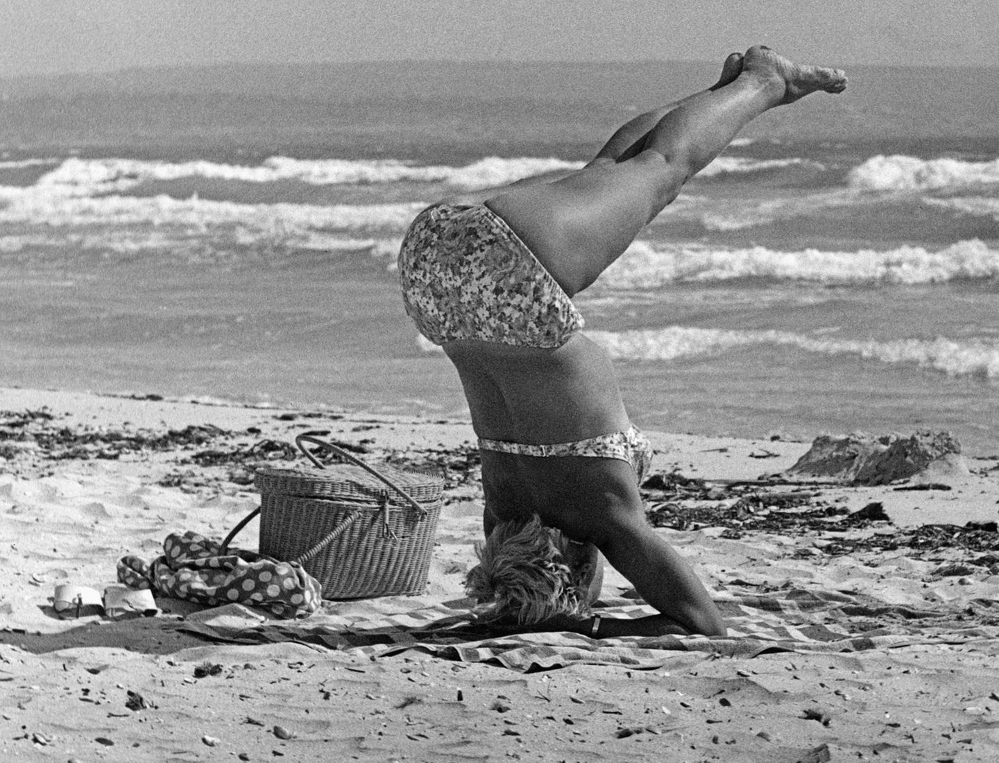 Frau macht Yoga am Strand