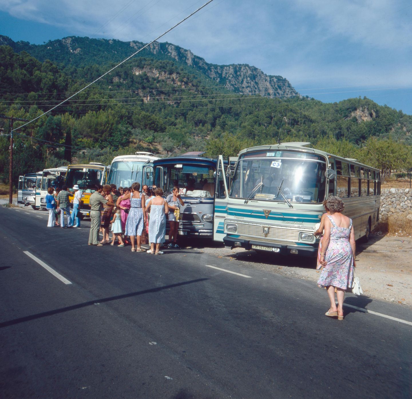 Touristen an Bussen