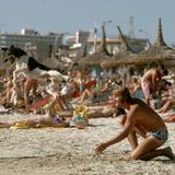 Familie spielt am Strand