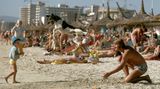Familie spielt am Strand