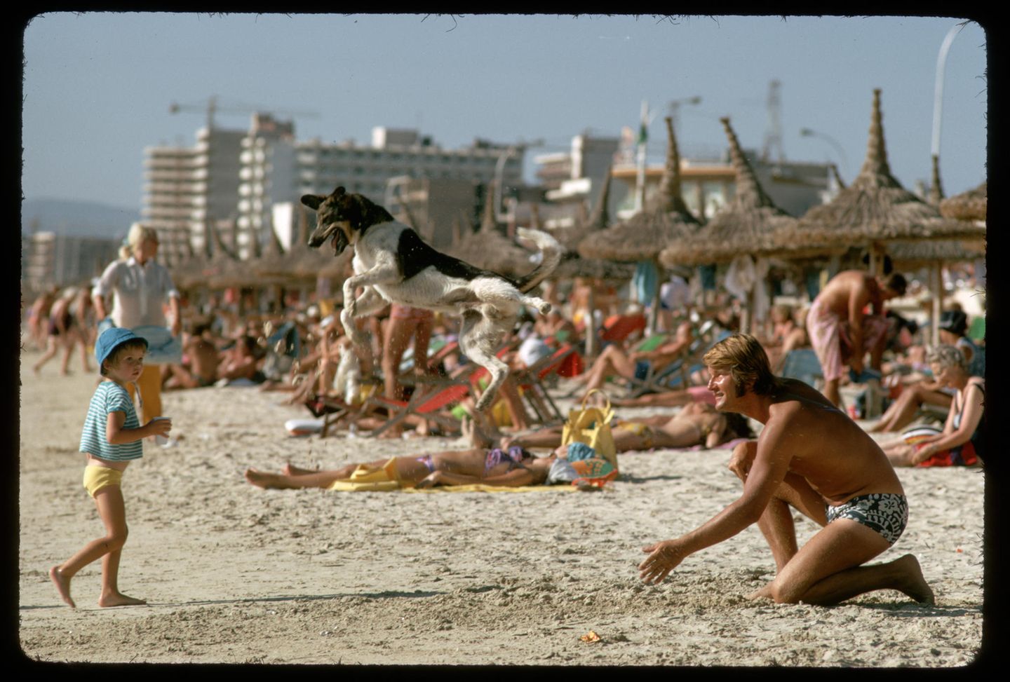 Familie spielt am Strand