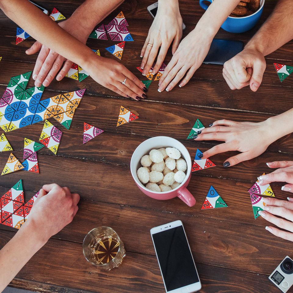 Gesellschaftsspiele sind schon lange nicht nur etwas für Familien und Kinder, rund um den beliebten Zeitvertreib hat sich eine eigene Dynamik entwickelt, die vor allem Erwachsene zurück zum Brettspiel bringt