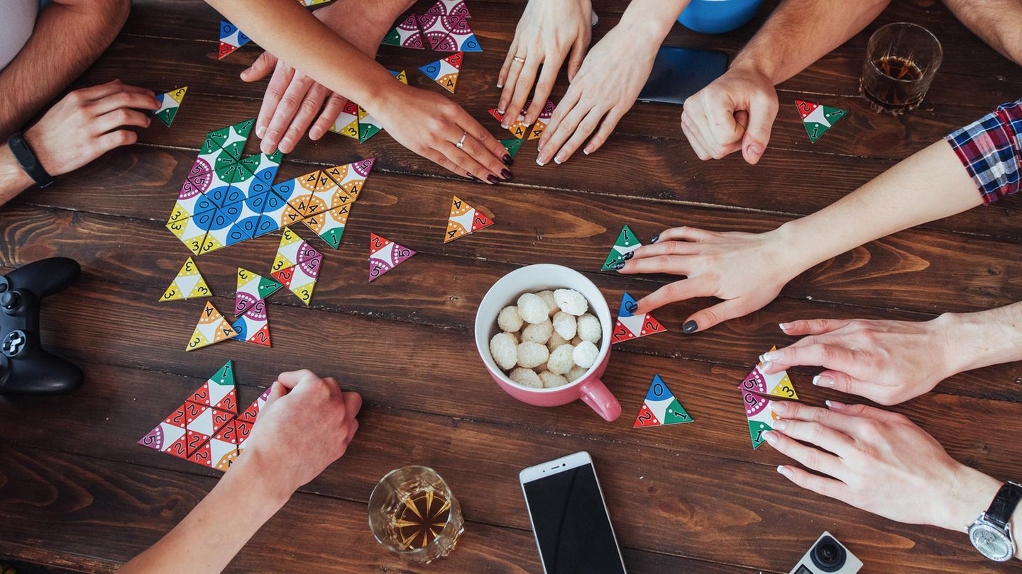Gesellschaftsspiele sind schon lange nicht nur etwas für Familien und Kinder, rund um den beliebten Zeitvertreib hat sich eine eigene Dynamik entwickelt, die vor allem Erwachsene zurück zum Brettspiel bringt