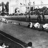 Zwei Männermannschaften beim Tauziehen 1920 vor großem Publikum