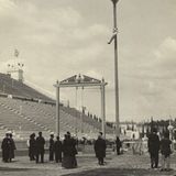 Mann klettert bei Olympia an einem Seil hinauf, 19. Jh.