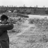 Ein Mann schießt auf eine Zielscheibe in Tierform