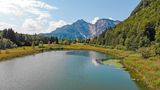 Ein See vor einer Bergkulisse