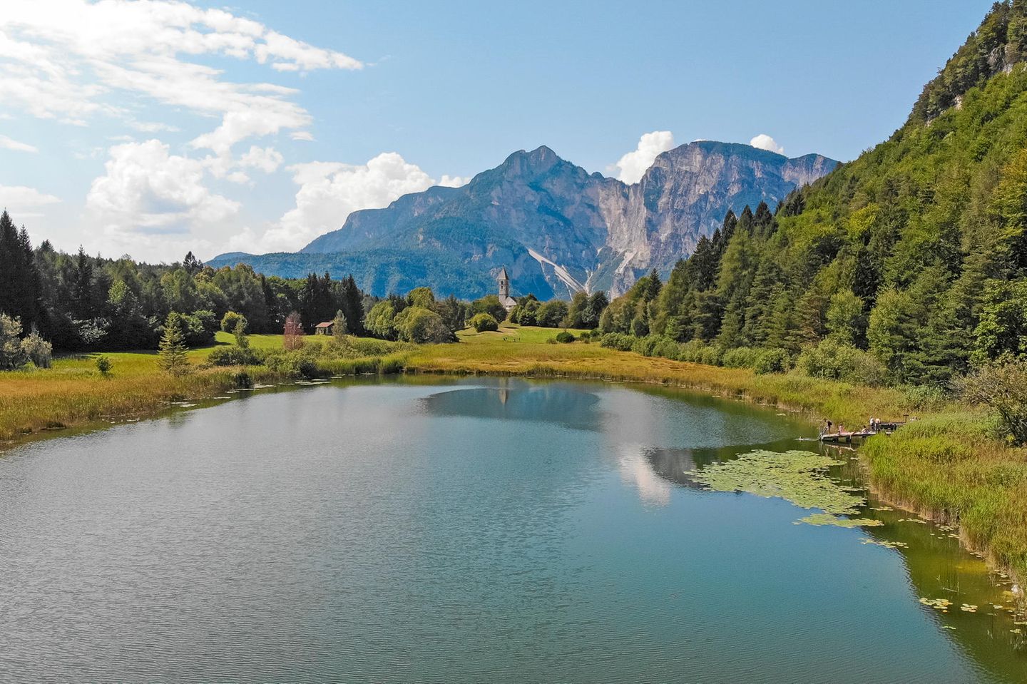 Ein See vor einer Bergkulisse